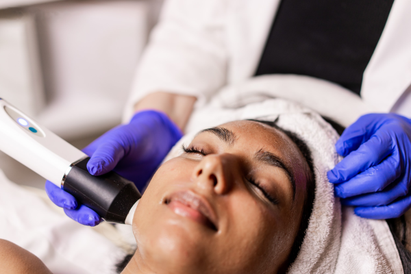 Oxygeneo Dermaspark Treatment with Lady Oxygeneo Dermaspark Treatment with Lady
